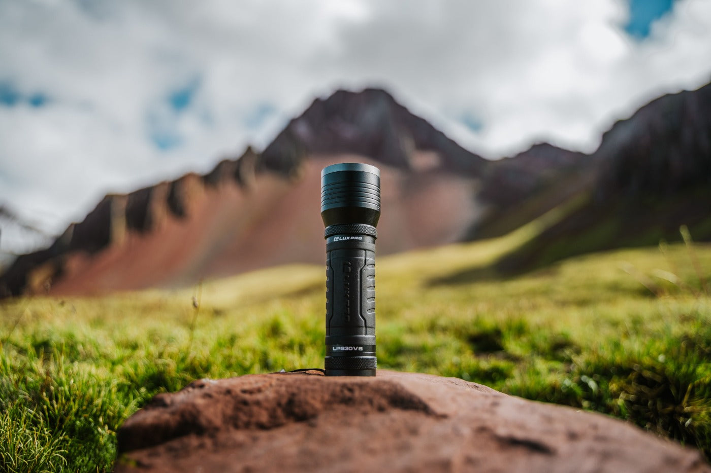 Focusing Compact LED Flashlight - 1050 Lumen - LP630V5 | LUXPRO
